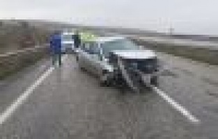 Otomobil bariyerlere çarptı