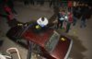 OTOMOBİL, BENZİN DÖKÜLEREK KUNDAKLANDI..!