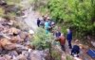 Otomobil dereye uçtu: 1 ölü 2 yaralı