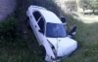 Otomobil dereye yuvarlandı: 4 yaralı  