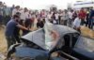 Otomobil elektrik direğine çarptı: 2 ölü, 2 yaralı