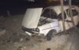 Otomobil elektrik direğine çarptı: 2 yaralı