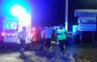 Otomobil elektrik direğine çarptı