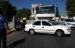 Otomobil ile beton mikseri çarpıştı