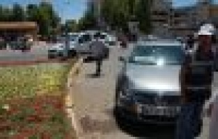 Otomobil ile Hafif Ticari Araç Çarpıştı