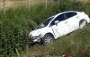 Otomobil ile kamyonet çarpıştı: 2 yaralı