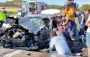 Otomobil ile kamyonet kafa kafaya çarpıştı: 3 ağır yaralı