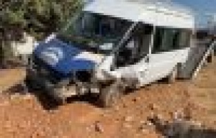 Otomobil ile minibüs çarpıştı: 12 yaralı