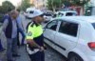 Otomobil İle Minibüs Çarpıştı 1 Kişi Hafif Şekilde Yaralandı