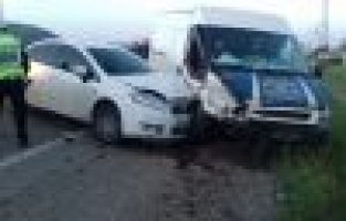 Otomobil ile minibüs çarpıştı: 1 Yaralı