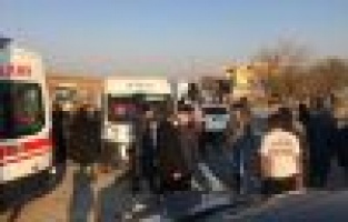 Otomobil ile minibüs çarpıştı: 6 yaralı