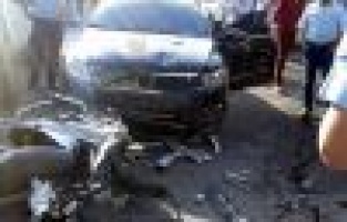 Otomobil ile motosiklet çarpıştı