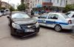 Otomobil İle Polis Aracı Çarpıştı: 1’i Polis, 2 Yaralı
