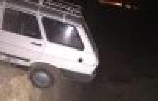 Otomobil inşaat temeline düşmekten son anda kurtarıldı