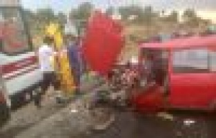 Otomobil iş makinesine çarptı: 1 Yaralı