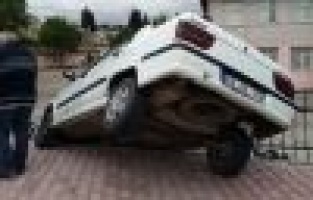 Otomobil istinat duvarında askıda kaldı