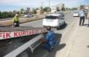 Otomobil Kaldırıma Çarptı: 1 Yaralı