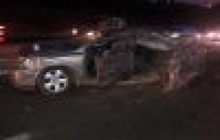 Otomobil kamyon ile çarpıştı