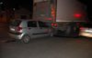 Otomobil Kamyona Çarptı: 1 Yaralı