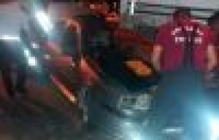 Otomobil kamyonun altına girdi