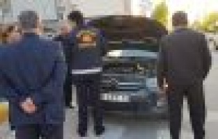 Otomobil kaputunda kedi arandı