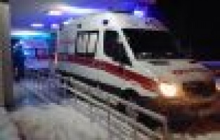 Otomobil karlı yolda şarampole uçtu: 4 yaralı 