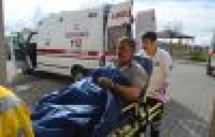 OTOMOBİL KAYALIKLARA ÇARPTI: 4 YARALI