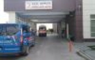 Otomobil kayaya çarptı: 2 yaralı