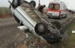 Otomobil Kaygan Yolda Takla Attı