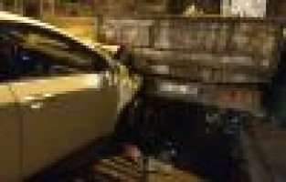 Otomobil park halindeki kamyonette çarptı: 1 yaralı