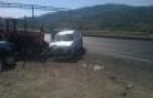 Otomobil park halindeki traktöre çarptı