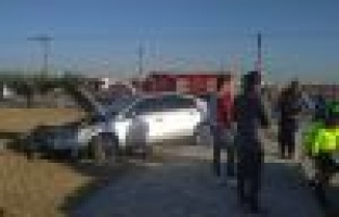 Otomobil refüje çarpıp takla attı: 3 yaralı