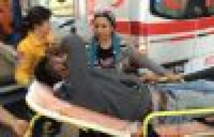Otomobil refüje çıktı: 3 Yaralı