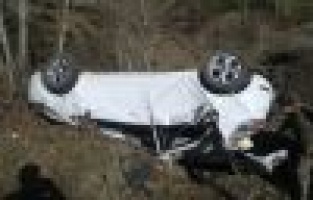 OTOMOBİL ŞARAMPOLE UÇTU: İKİ YARALI