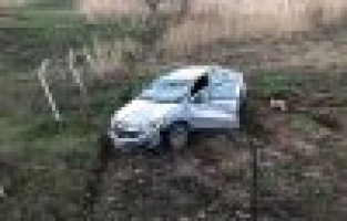 Otomobil şarampole yuvarlandı: 3 Yaralı