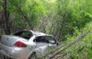 Otomobil şarampole yuvarlandı