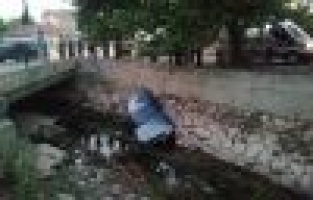 Otomobil su kanalına uçtu