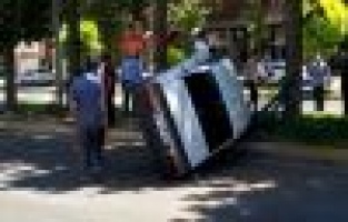 Otomobil takla atıp refüje çıktı