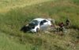 Otomobil tarlaya uçtu: 1 ölü, 3 yaralı