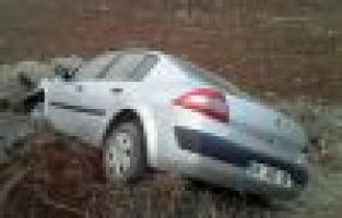 Otomobil tarlaya uçtu: 3 yaralı