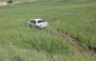  Otomobil tarlaya uçtu: 4 yaralı