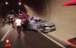 Otomobil tıra çarptı: 1 ölü, 2 yaralı