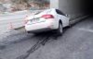 Otomobil tünel girişine çarptı: 3 yaralı