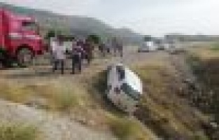 Otomobil uçurumun kenarında asılı kaldı