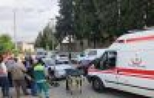 Otomobil yayalara çarptı: 2 yaralı