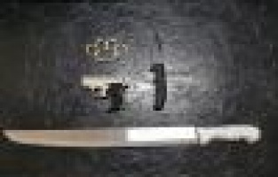 Otomobilde döner bıçağı ve tabanca ele geçirildi