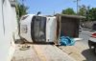 Otomobile Çarpmamak İçin Kamyoneti Devirdi