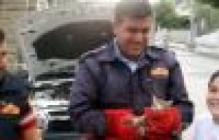 Otomobile Sıkışan Kedi Kurtarıldı