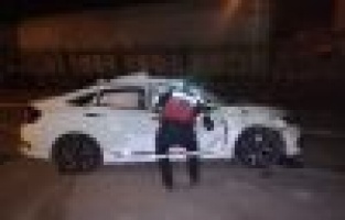 Otomobile tren çarptı