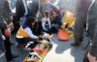 Otomobilin altında 50 metre sürüklendiler